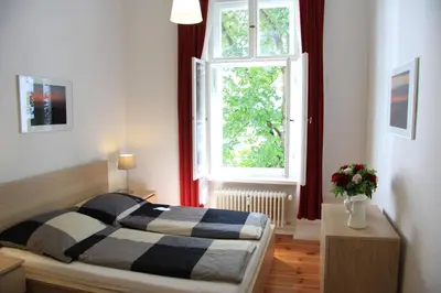 Ein Bett oder Betten in einem Zimmer der Unterkunft Nollendorf Apartments - 1 separate bedroom and 1 living room with sofa bed in Motzstraße