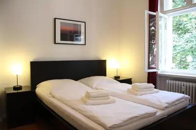 Ein Bett oder Betten in einem Zimmer der Unterkunft Nollendorf Apartments - 1 separate bedroom and 1 living room with sofa bed in Motzstraße