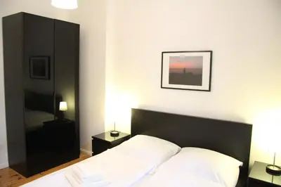 Ein Bett oder Betten in einem Zimmer der Unterkunft Nollendorf Apartments - 1 separate bedroom and 1 living room with sofa bed in Motzstraße