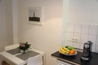 Küche/Küchenzeile in der Unterkunft Nollendorf Apartments - 1 separate bedroom and 1 living room with sofa bed in Motzstraße