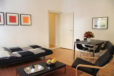 Ein Sitzbereich in der Unterkunft Nollendorf Apartments - 1 separate bedroom and 1 living room with sofa bed in Motzstraße