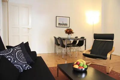 Ein Sitzbereich in der Unterkunft Nollendorf Apartments - 1 separate bedroom and 1 living room with sofa bed in Motzstraße