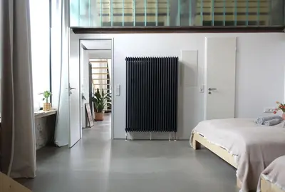 Ein Bett oder Betten in einem Zimmer der Unterkunft Neue Architektur Wohnung in Mitte - Beste Lage