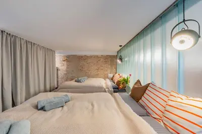 Ein Bett oder Betten in einem Zimmer der Unterkunft Neue Architektur Wohnung in Mitte - Beste Lage
