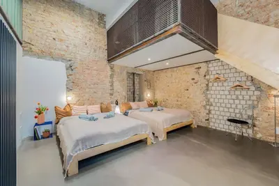 Ein Bett oder Betten in einem Zimmer der Unterkunft Neue Architektur Wohnung in Mitte - Beste Lage