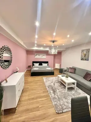 Ein Bett oder Betten in einem Zimmer der Unterkunft 3 Personen Apartment im Zentrum