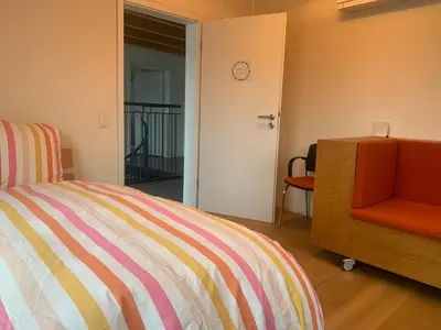 Ein Bett oder Betten in einem Zimmer der Unterkunft A cozy room in a modern House
