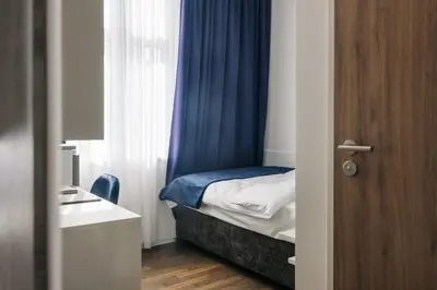 Ein Bett oder Betten in einem Zimmer der Unterkunft Homaris East Side - Self-Check In