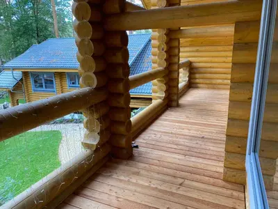 Ein Balkon oder eine Terrasse in der Unterkunft Blockhausvermietung Himmelpfort