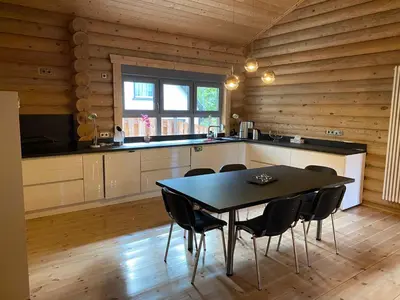 Küche/Küchenzeile in der Unterkunft Blockhausvermietung Himmelpfort