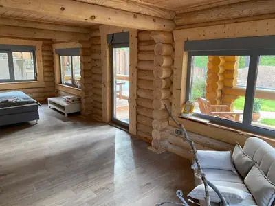 Ein Sitzbereich in der Unterkunft Blockhausvermietung Himmelpfort