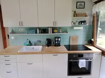 Küche/Küchenzeile in der Unterkunft Flämingpanorama - Ländliches Gartenhaus mit Kamin und Naturpanorama
