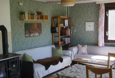 Ein Sitzbereich in der Unterkunft Flämingpanorama - Ländliches Gartenhaus mit Kamin und Naturpanorama