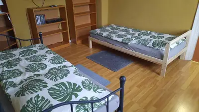 Ein Bett oder Betten in einem Zimmer der Unterkunft FEWO2-1 Zim Apart-5 Bett-Küche-Dusche WC-Parkplatz