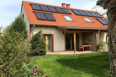 Das Gebäude in dem sich das Ferienhaus befindet