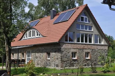 Das Gebäude in dem sich das Ferienhaus befindet
