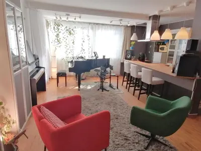 Ein Sitzbereich in der Unterkunft Lovely central flat with grand piano, family friendly