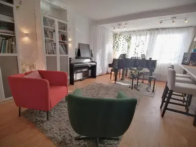 Ein Sitzbereich in der Unterkunft Lovely central flat with grand piano, family friendly