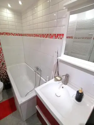 Ein Badezimmer in der Unterkunft Lovely central flat with grand piano, family friendly