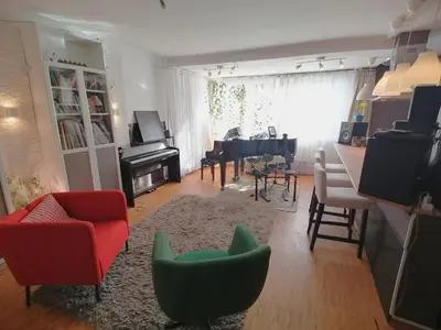 TV/Unterhaltungsangebot in der Unterkunft Lovely central flat with grand piano, family friendly