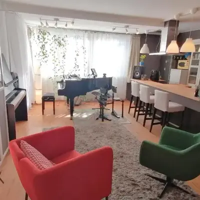 Lovely central flat with grand piano