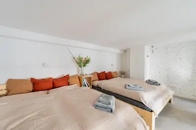 Ein Bett oder Betten in einem Zimmer der Unterkunft Architektur Wohnung in Mitte - Brunnenstr