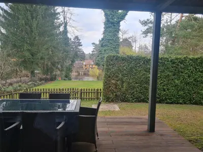 Ein Garten an der Unterkunft Haus am See in Königs Wusterhausen
