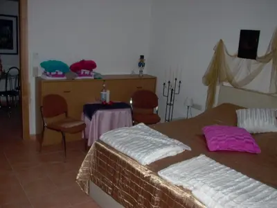 Ein Bett oder Betten in einem Zimmer der Unterkunft Gästezimmer Ferienwohnung VILLA ALEXA, mit Wallbox