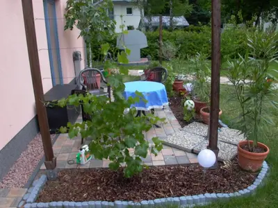 Ein Garten an der Unterkunft Gästezimmer Ferienwohnung VILLA ALEXA, mit Wallbox