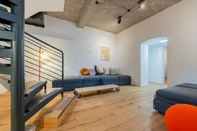 Ein Sitzbereich in der Unterkunft Architecture Apartment in Kreuzberg