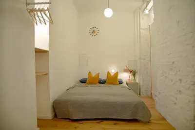 Ein Bett oder Betten in einem Zimmer der Unterkunft Spacious Apartment in Kreuzberg