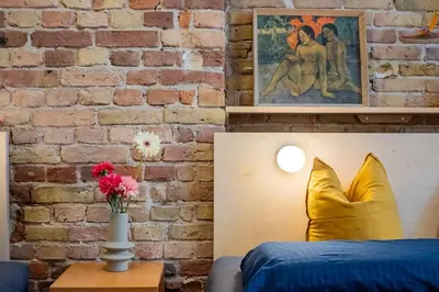 Ein Bett oder Betten in einem Zimmer der Unterkunft Spacious Apartment in Kreuzberg