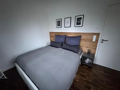 Ein Bett oder Betten in einem Zimmer der Unterkunft helle Ferienwohnung in Architektenhaus mit Garten und Pool