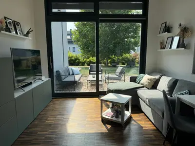 Ein Sitzbereich in der Unterkunft helle Ferienwohnung in Architektenhaus mit Garten und Pool