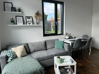 Ein Sitzbereich in der Unterkunft helle Ferienwohnung in Architektenhaus mit Garten und Pool