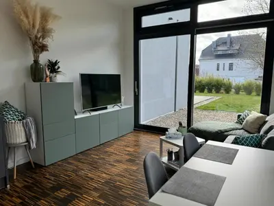 TV/Unterhaltungsangebot in der Unterkunft helle Ferienwohnung in Architektenhaus mit Garten und Pool
