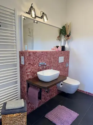 Ein Badezimmer in der Unterkunft helle Ferienwohnung in Architektenhaus mit Garten und Pool