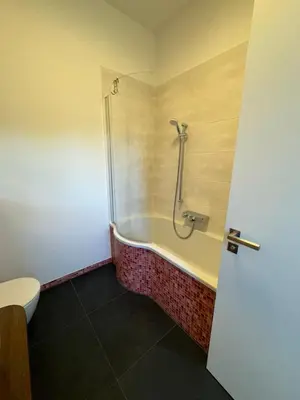 Ein Badezimmer in der Unterkunft helle Ferienwohnung in Architektenhaus mit Garten und Pool