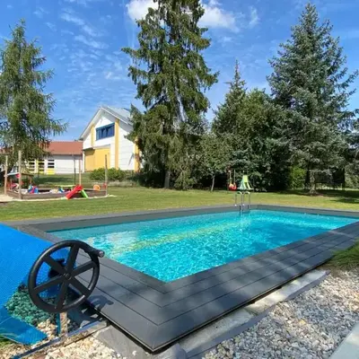 helle Ferienwohnung in Architektenhaus mit Garten und Pool