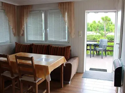 Ein Sitzbereich in der Unterkunft Bungalow Oberspreewald 5