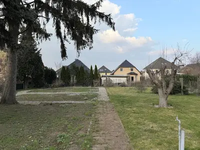Ein Garten an der Unterkunft POTSDAM HERITAGE APARTMENT