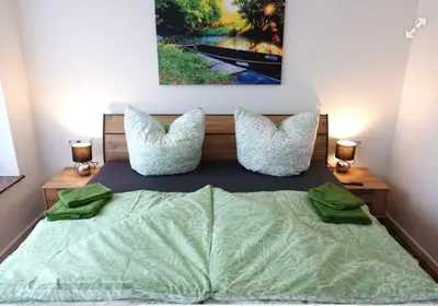 Ein Bett oder Betten in einem Zimmer der Unterkunft Ferienwohnungen zum Dubener Kuckuck