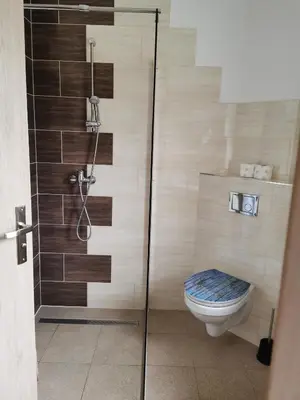 Ein Badezimmer in der Unterkunft Moderne Unterkunft für Monteure nahe Berlin