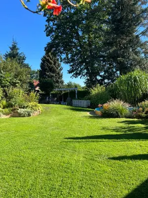 Ein Garten an der Unterkunft Waldfee