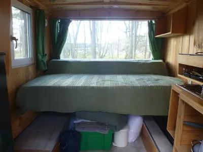 Ein Bett oder Betten in einem Zimmer der Unterkunft Bauwagen Schorfheide supergut isoliert ganzjährig nutzbar