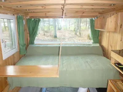 Ein Bett oder Betten in einem Zimmer der Unterkunft Bauwagen Schorfheide supergut isoliert ganzjährig nutzbar