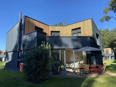 Das Gebäude in dem sich das Ferienhaus befindet