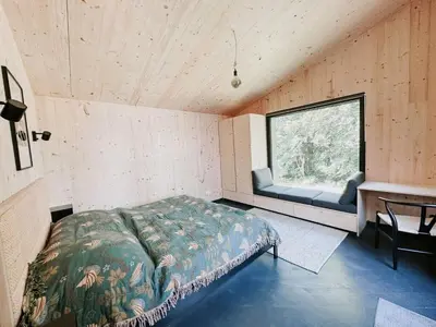 Ein Bett oder Betten in einem Zimmer der Unterkunft Super nice holiday home by the lake