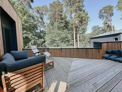 Ein Balkon oder eine Terrasse in der Unterkunft Super nice holiday home by the lake