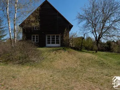 Das Gebäude in dem sich das Ferienhaus befindet